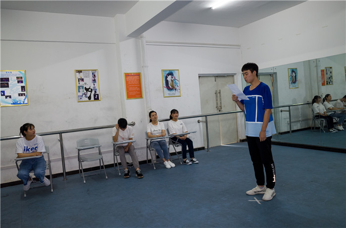 高二學(xué)播音主持要花多少錢?藝考培訓(xùn)費用?貴不貴?