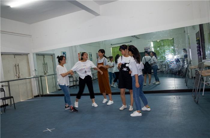 高二學(xué)播音主持要花多少錢?藝考培訓(xùn)費用?貴不貴?