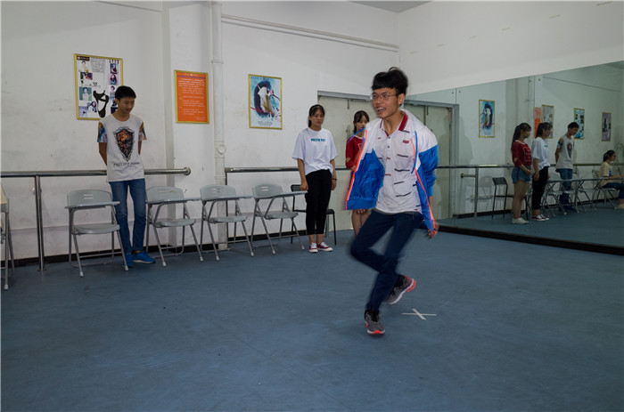 高二學(xué)播音主持要花多少錢?藝考培訓(xùn)費用?貴不貴?