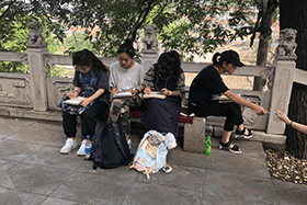 美術(shù)藝考生戶外寫生8